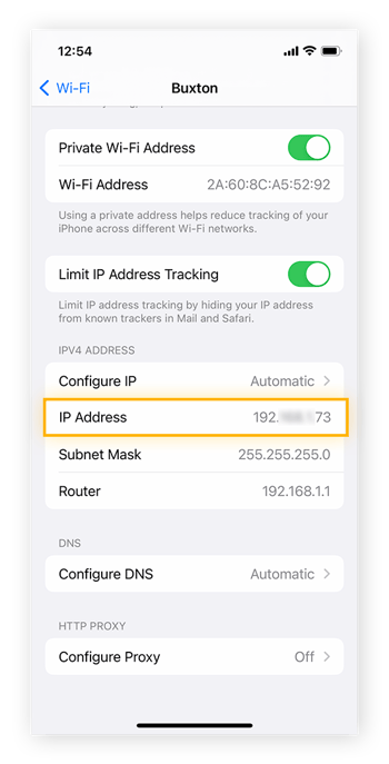 Você pode encontrar seu endereço IP local no iPhone nas configurações de informação da rede wi-fi.